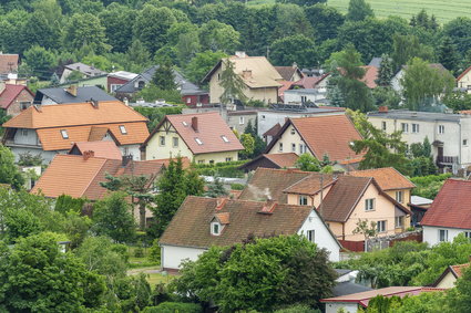 Z domów jednorodzinnych robią bloki. "Patodeweloperka" ma nowy sposób