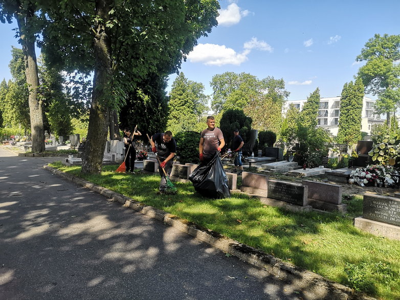 Wielkie sprzątanie na Starym Cmentarzu w Łodzi