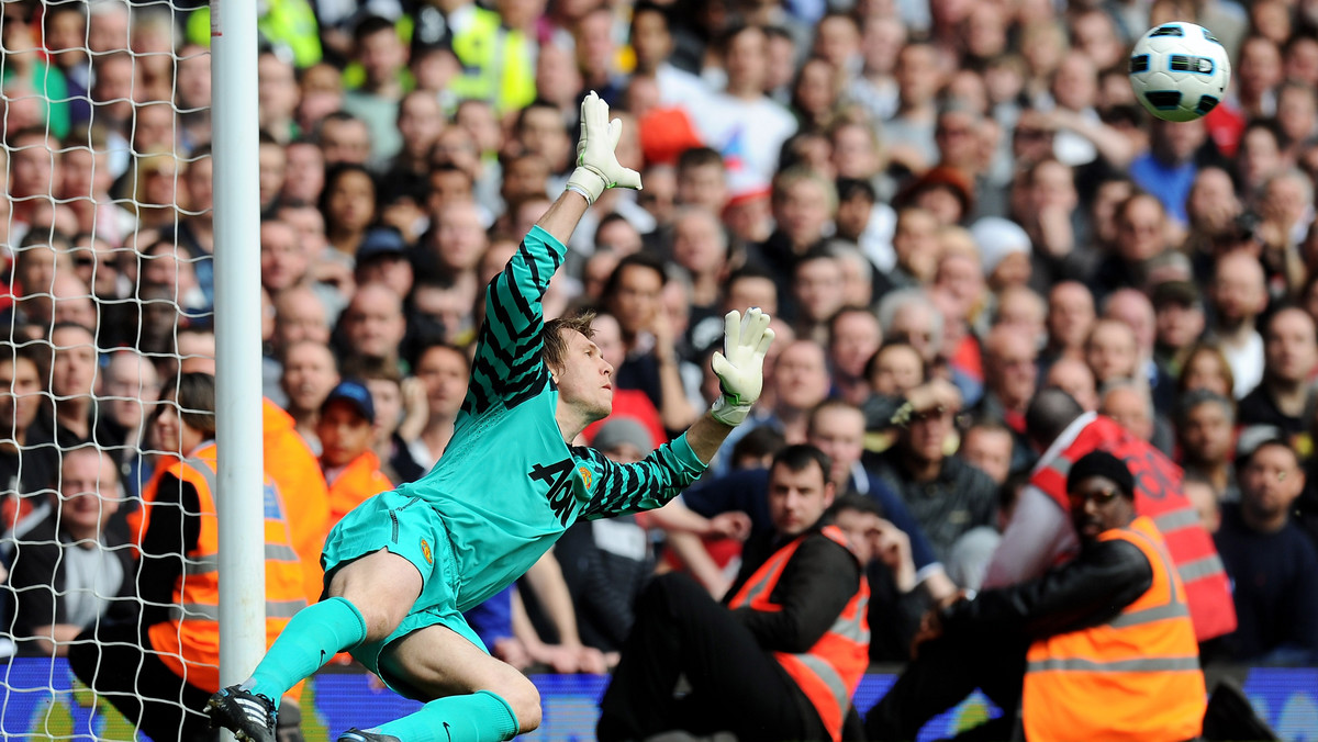 Popularny serwis piłkarski Goal.com wybrał polskiego bramkarza Manchesteru United, Tomasza Kuszczaka, najgorszym graczem meczu z Blackburn Rovers. Czerwone Diabły zremisowały na Ewood Park 1:1 (0:1) i tym samym przypieczętowały 19. w historii mistrzostwo Anglii.