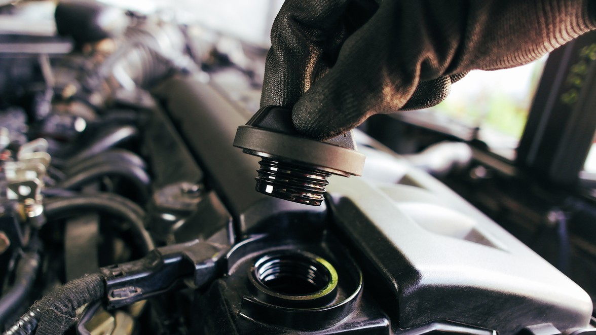 Motor berie olej a vyžaduje časté dolievanie? Ako zistiť príčinu a kedy konať. 