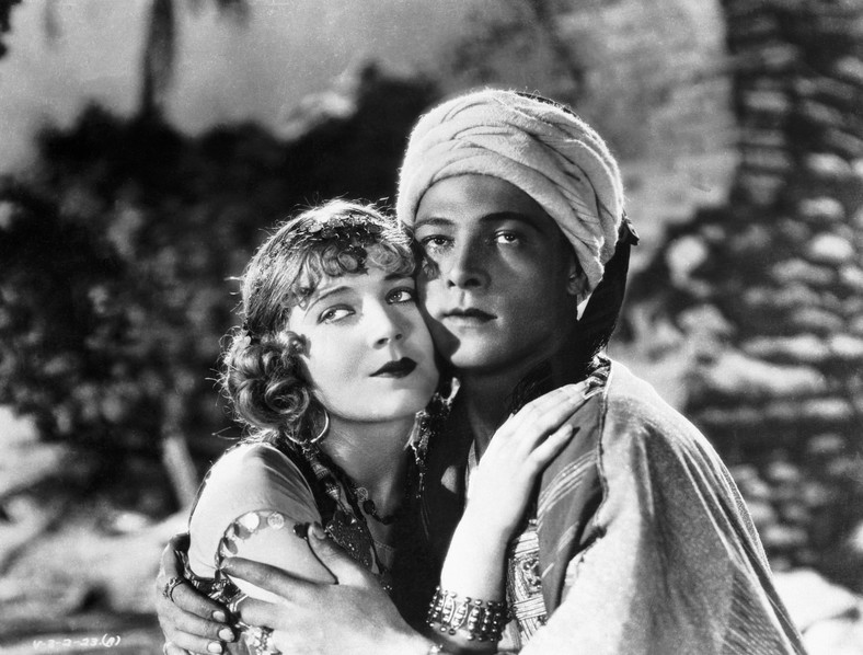 Rudolph Valentino i Vilma Blanky na planie ostatniego filmu aktora "Syn Szejka"