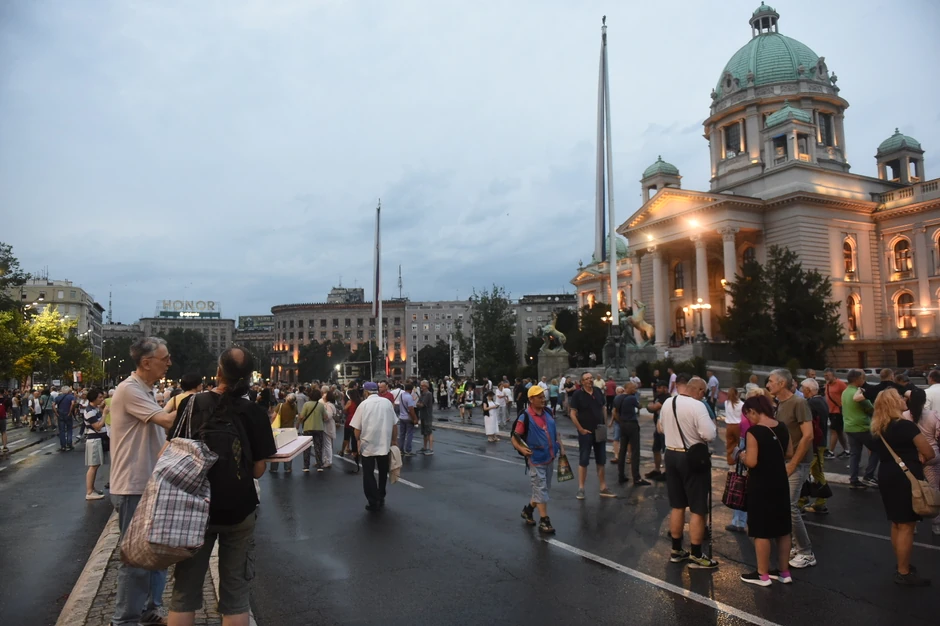 Okupljanje ispred Skupštine Srbije