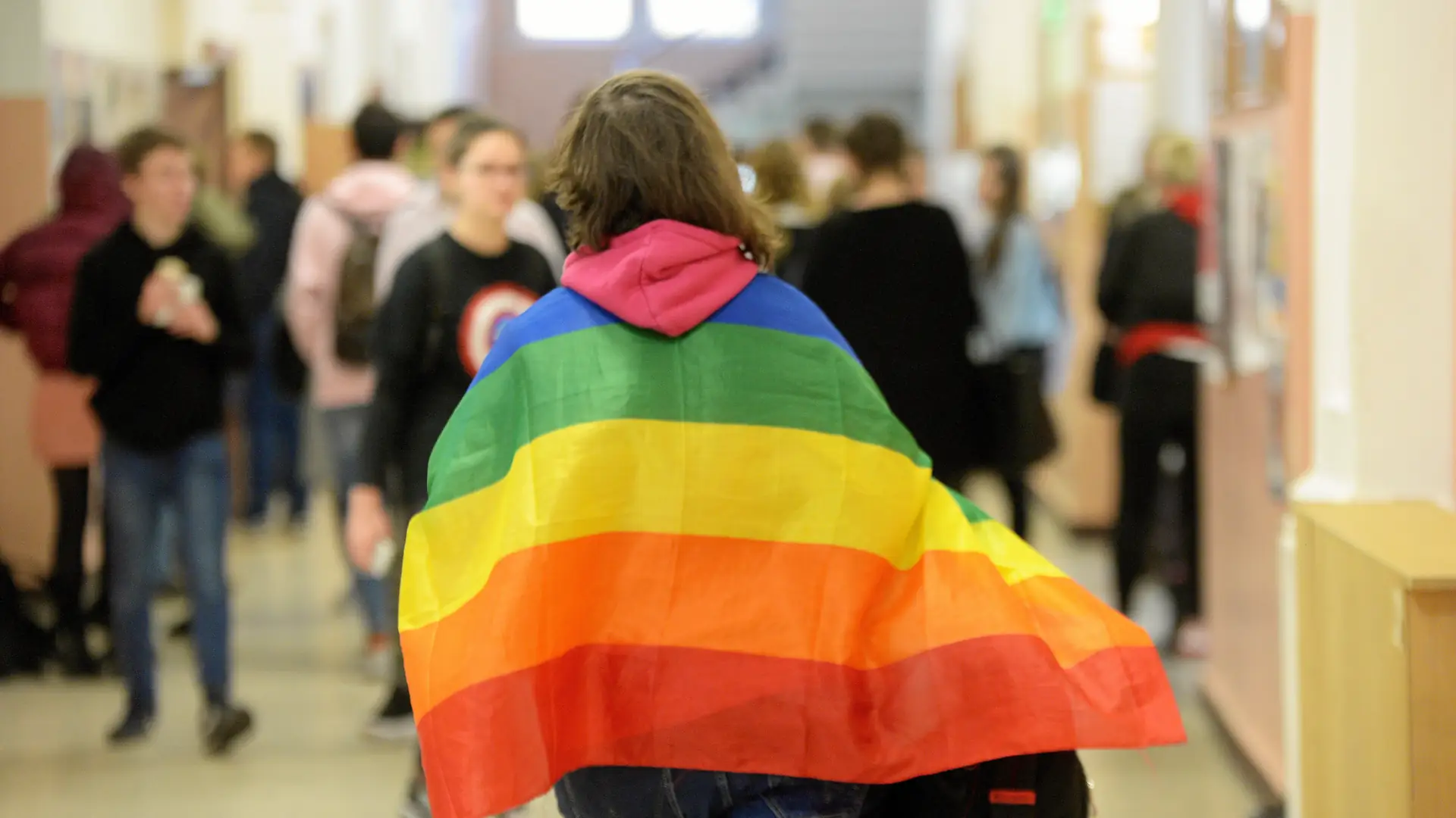 Tęczowy Piątek wspiera uczniów LGBT+ i solidaryzuje się ze Strajkiem Kobiet