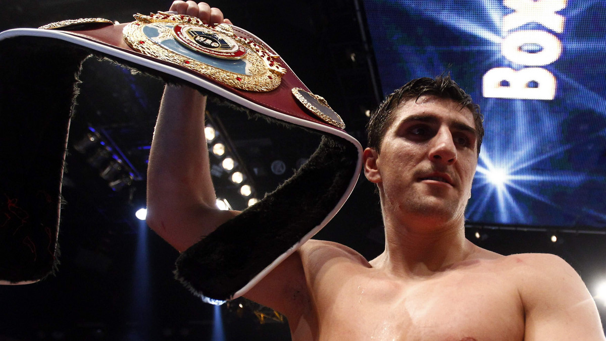 Bokserski mistrz świata wagi junior ciężkiej federacji WBO Marco Huck już od dłuższego czasu zgłasza swoje aspiracje do pojedynku z hegemonami kategorii ciężkiej - braćmi Kliczko. Po raz kolejny chęć zmierzenia się z jednym z Ukraińców "Kapitan Hak" zamanifestował we wtorkowym show telewizji Pro 7 "TV Total", w którym pojawił się z tekturową makietą naturalnych rozmiarów na której widać było jego postać trzymającą na rękach zawiniętych w niemowlęce ubranka poobijanych braci Kliczko.