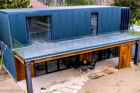 Spojio dva kontejnera i dobio luksuznu kuću na dva sprata: Unutrašnjost mnoge ostavila bez daha (VIDEO)