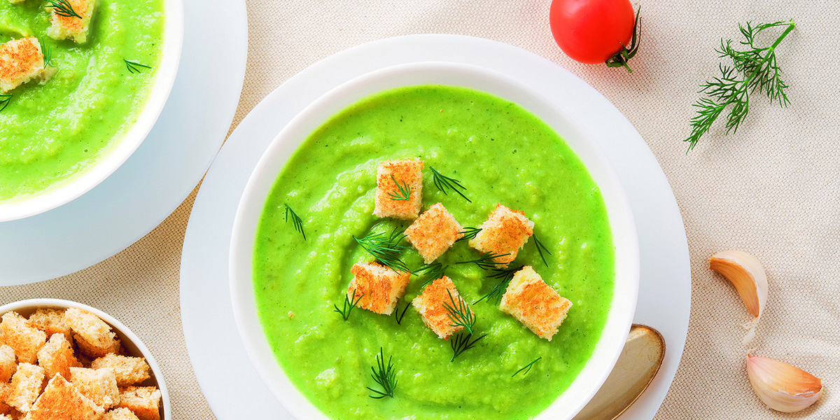 Zupa krem z zielonego groszku i fety jest łatwa i tania, a smakuje naprawdę wykwintnie.