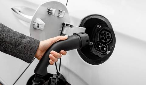Kiedy ceny elektryków zrównają się z cenami aut spalinowych?