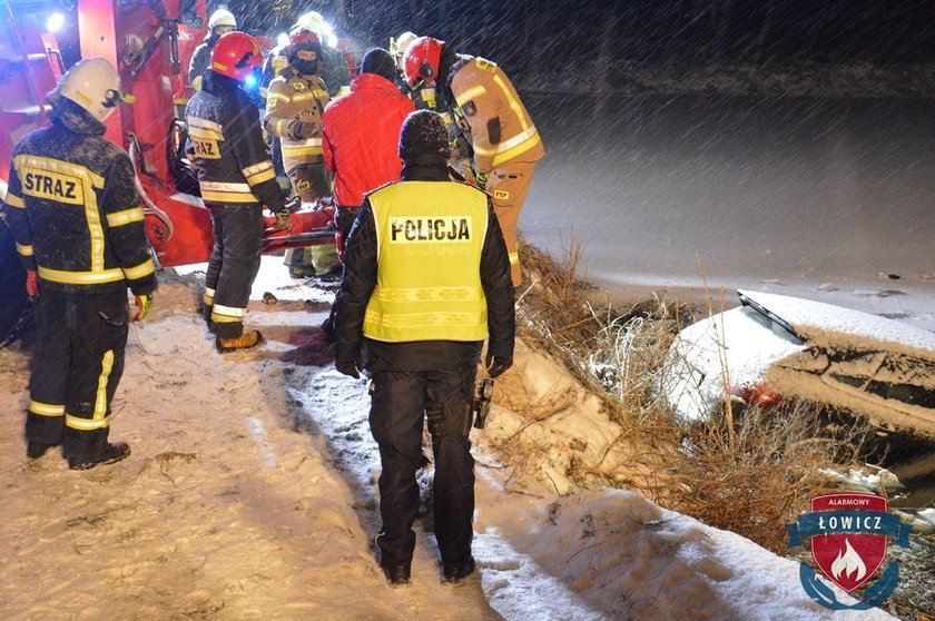 Kierowca wpadł porsche do stawu