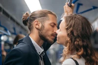 Marlena na randkach zawsze dzieli rachunek na pół. 