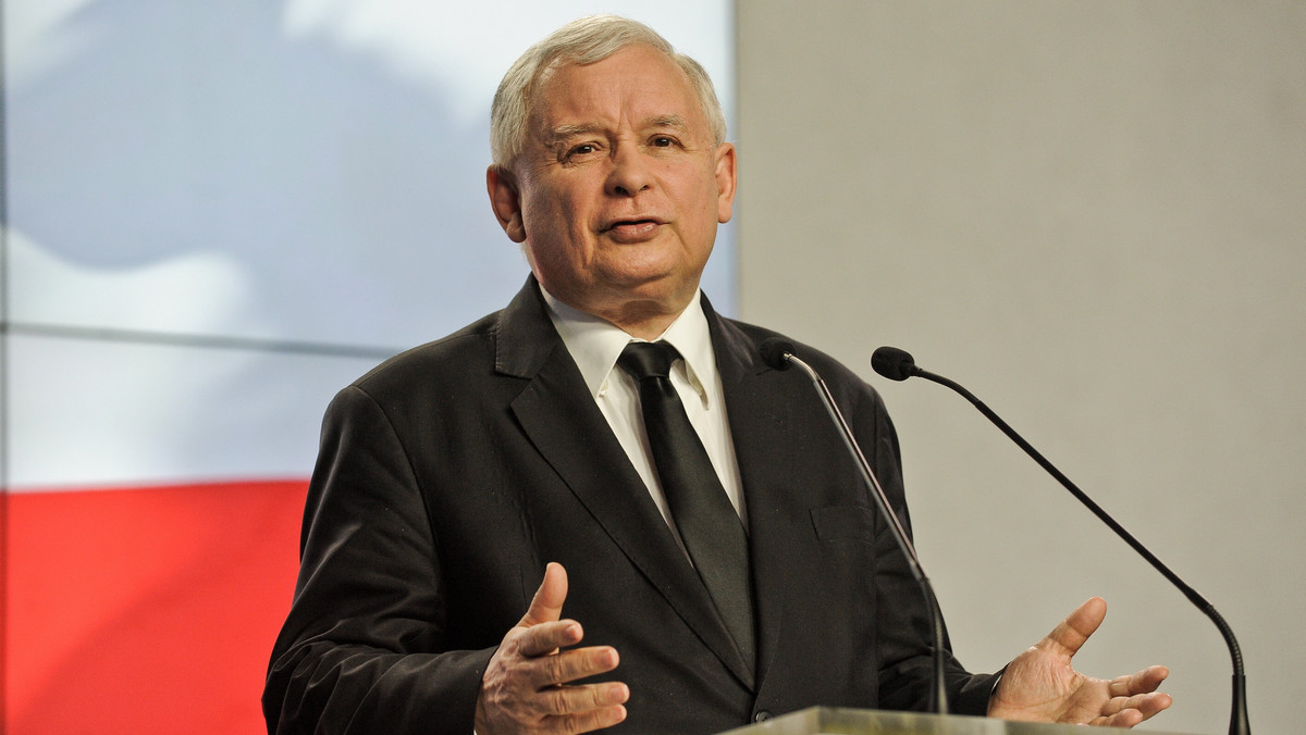 Prezes PiS Jarosław Kaczyński powiedział, że w sprawie pozwolenia na broń dla szefa MS Cezarego Grabarczyka należy sprawdzić, czy doszło do nadużycia. Według szefa PiS Grabarczyk powinien zostać zdymisjonowany i zawieszony w prawach członka PO.