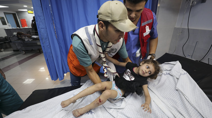 Zsúfolásig megteltek a kórházak a Gázai övezetben, a helyzet pedig még ennél is rosszabb lesz / Fotó: MTI/AP/Ali Mahmúd