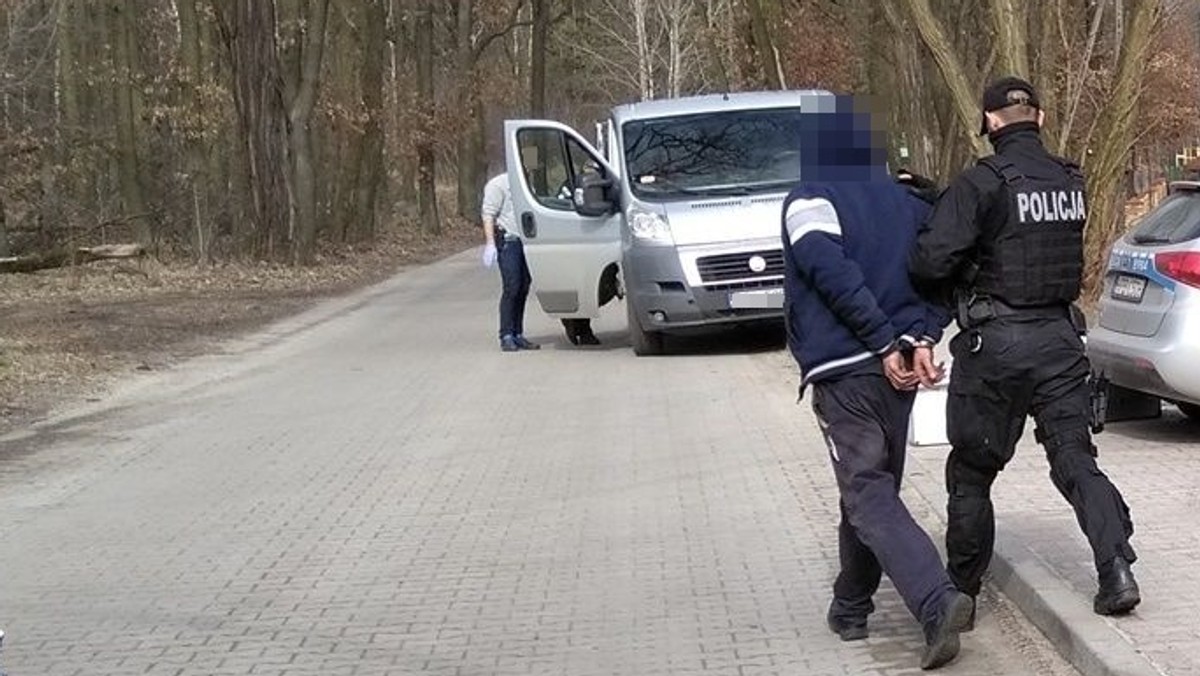 W nocy z soboty na niedzielę w Biedrzychowej pod Polkowicami doszło do gwałtu zbiorowego na 18-letniej kobiecie. W sprawie zatrzymano sześciu mężczyzn. Dwóm z nich prokuratura postawiła zarzut zgwałcenia, a pozostałym nieudzielenia pomocy pokrzywdzonej kobiecie.