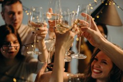 Życzenia noworoczne 2024: Najlepsze krótkie i zabawne wierszyki [PRZYKŁADY]