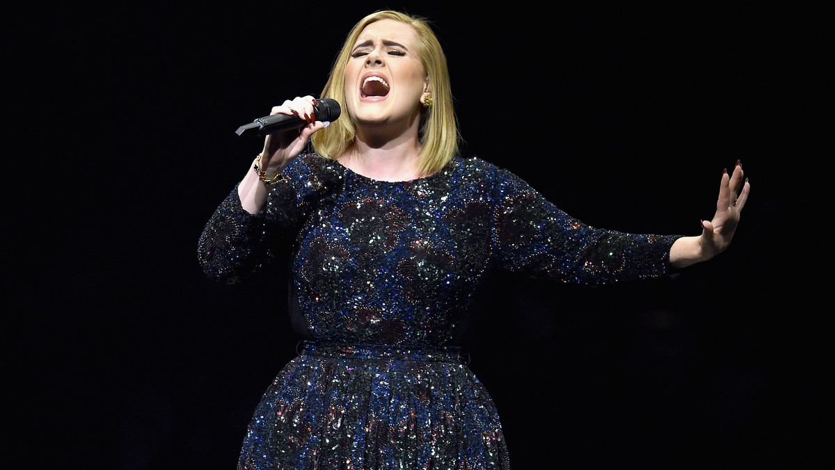 Adele wieczorem, 18 sierpnia miała odegrać koncert w Phoenix. Niestety, występ ten został odwołany z powodu choroby wokalistki. Brytyjka w poruszającym filmiku opublikowanym w mediach społecznościowych w wyraźnie złym stanie przeprasza fanów za zaistniałą sytuację.