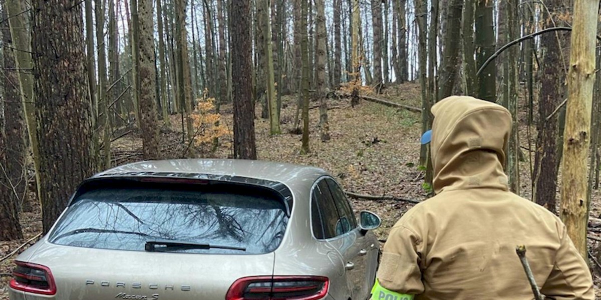 Ukradziony Porsche odnaleziony na terenie leśnym w Świecinie.