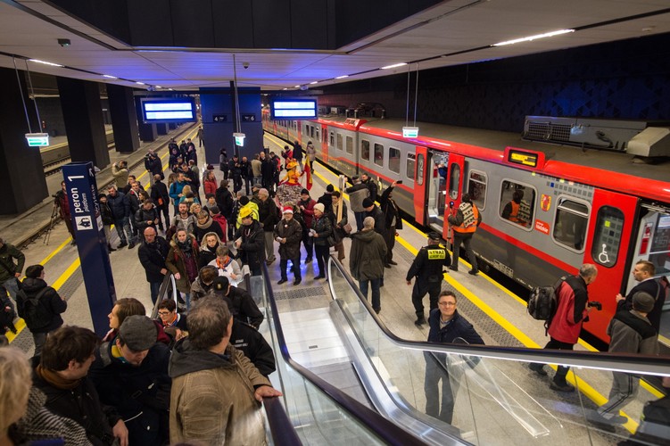 Podróżni wysiadają na peronach znajdujących się 16 m pod ziemią; do każdego z nich dociera światło słoneczne, co jest możliwe dzięki szklanym panelom zamontowanym na dachu. Kasy i poczekalnie znajdują się na poziomie 8 m pod ziemią.