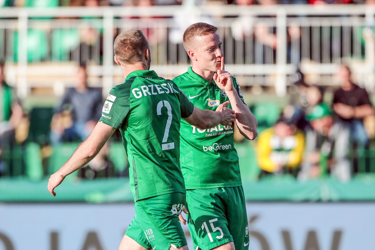 Piłkarze Warty Poznań Jan Grzesik (L) i Michał Kopczyński (P)