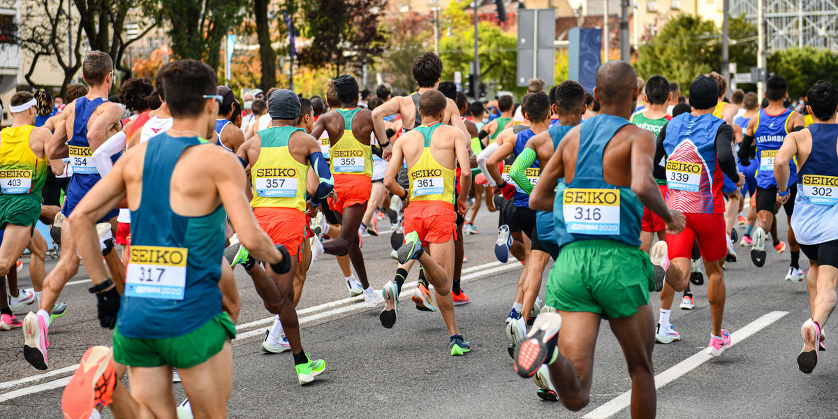 Sędziowie oglądali buty uczestników MŚ w półmaratonie w Gdyni