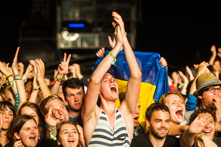 Publiczność pod sceną na festiwalu Heineken Open'er (fot. Monika Stolarska/Onet)