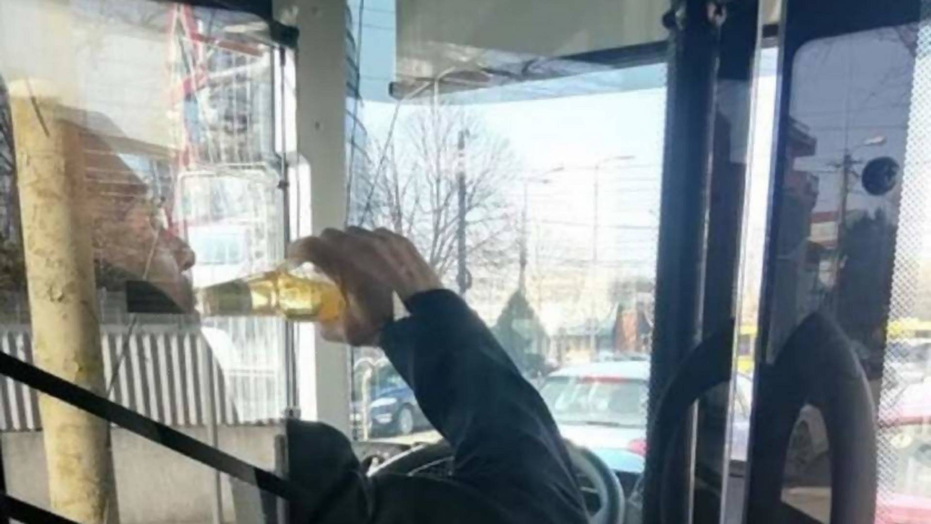 Elképesztő! Az utasok szeme láttára ivott alkoholt a buszsofőr vezetés közben