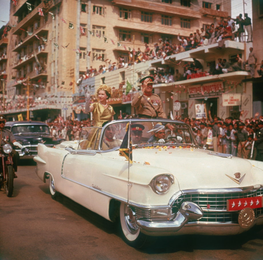 Królowa Elżbieta II przejeżdża ulicami Karaczi podczas podróży po Pakistanie, 1 lutego 1961 r.