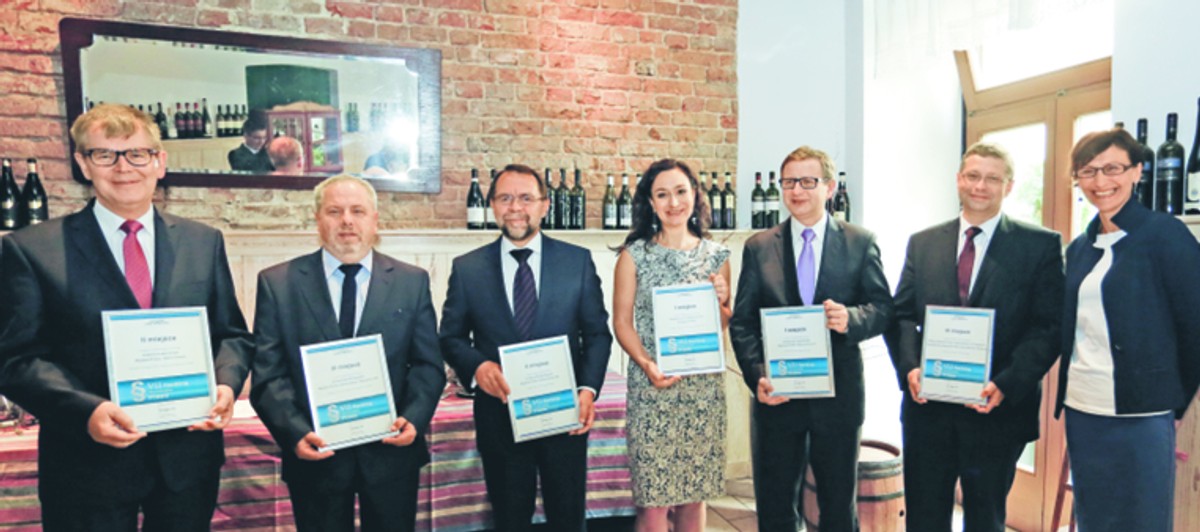 Laureaci naszego rankingu (od lewej): dr Mieczysław Błoński, Uczelnia Łazarskiego; prof. Włodzimierz Gromski, Uniwersytet Wrocławski; prof. Krzysztof Rączka, Uniwersytet Warszawski; prof. Monika Całkiewicz, Akademia Leona Koźmińskiego; prof. Jerzy Pisuliński, Uniwersytet Jagielloński; dr Janusz Gajda, Wyższa Szkoła Prawa i Administracji w Przemyślu. Pierwsza z prawej redaktor naczelna Dziennika Gazety Prawnej Jadwiga Sztabińska. Fot. Wojciech Górski