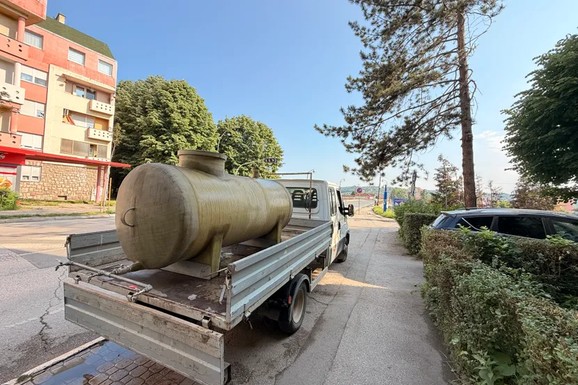 HITAN APEL ZA GRAĐANE BAJINE BAŠTE! Cisterna sa pijaćom vodom postavljena u centru grada: Tropski talas uzima svoj danak