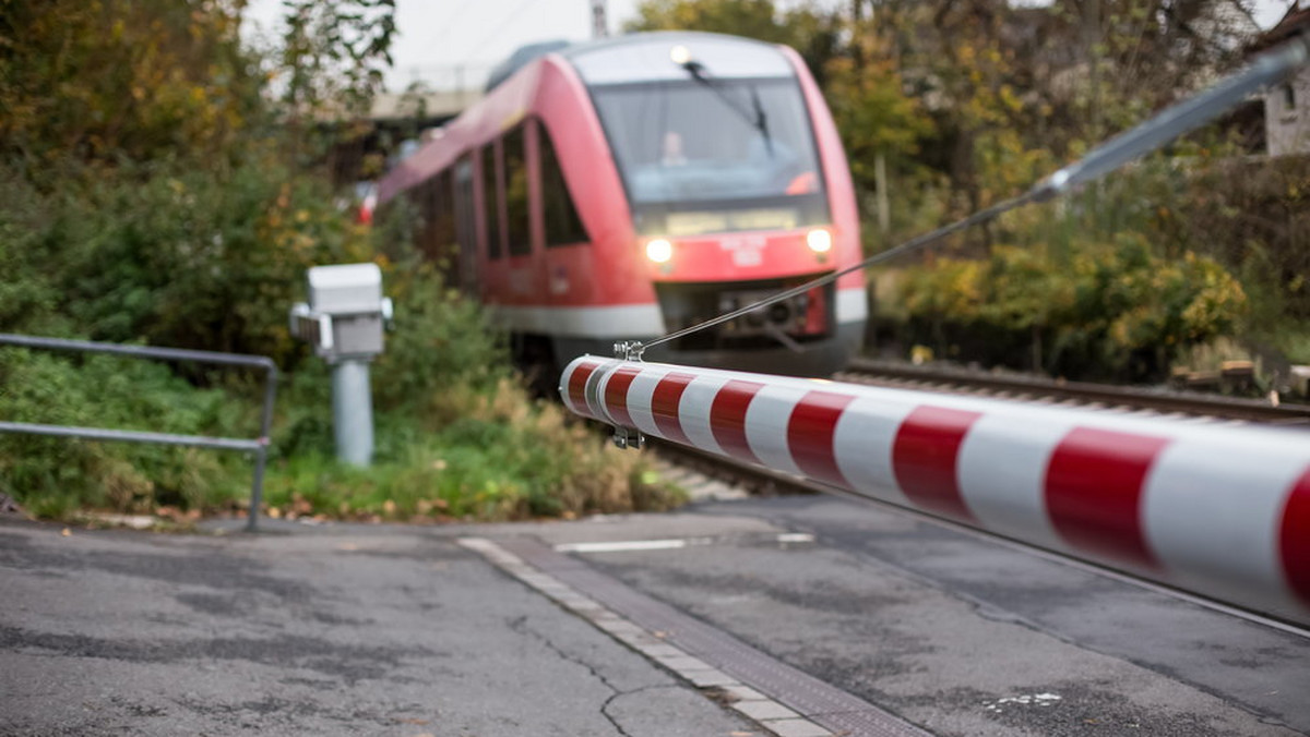 Niektórzy jeździli tymi samymi lokalnymi drogami wiele razy. Znali je praktycznie na pamięć. Ruch niewielki, całkiem bezpiecznie. Wierzyli, że nic złego ich "tu" nie spotka. I niestety był ten jeden raz…Świadkowie często mówią po wszystkim, że przecież pociąg jeździ tędy niezmiernie rzadko. Ale niestety wtedy jechał…