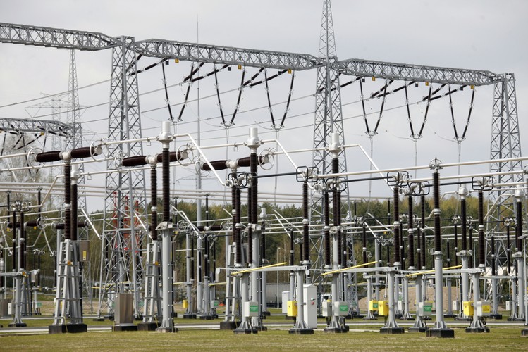 Minister gospodarki zauważył też, że szczególnie linie energetyczne wysokich napięć tworzą szansę na reelektryfikację kraju, zwłaszcza północno-wschodniej Polski. Zwrócił uwagę, że obecne braki mocy hamują rozwój przedsiębiorczości na tym terenie. <br><br> Janusz Piechociński zauważył, że Polska jest obok Wielkiej Brytanii i Niemiec krajem, który w najbliższych latach planuje największe wydatki na energetykę. Jest to - jak mówił wicepremier - 80 miliardów złotych w wytwarzanie i blisko 20 miliardów złotych w przesył prądu. <br> <br>fot. (zuz) PAP/Artur Reszko