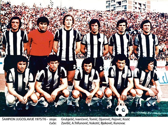 Crno-beli iz sezone 1975/76. Grubješić, Ivančević, Tomić, Đurović, Pejović, Kozić (stoje), Zavišić, Trifunović, Vukotić, Bjeković, Kunovac (čuče). Na slici nema Golca, Perovića, Prekazija, Stojkovića, Đorđevića.