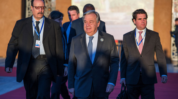 António Guterres ENSZ-főtitkár (középen) érkezik az ENSZ globális migrációs csomagjáról tartandó nemzetközi konferenciára a marokkói Marrákesben / MTI/EPA/EFE/Dzsalal Morcsidi