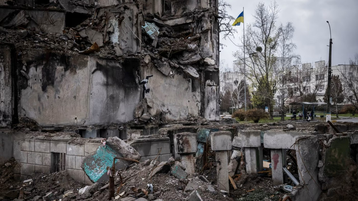 W czwartek rano Rosjanie dokonali zmasowanego ostrzału na niemal całym terytorium Ukrainy. Zaatakowali wybrane cele w Ukrainie 16 rakietami, a także wysłali pięć dronów kamikadze – podał przedstawiciel sztabu generalnego. Premier Ukrainy informował o bombardowaniu obiektów wydobycia gazu i zakładów produkcji rakiet.