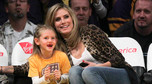 Heidi Klum z córeczką Leni Samuel na meczu Lakersów w 2011