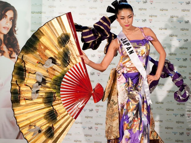 Miss Japonii w stroju narodowym
