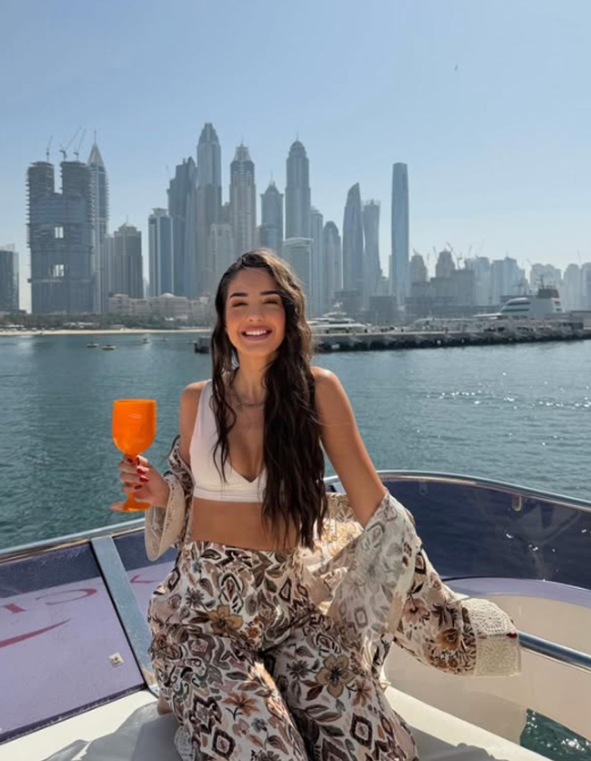 Anđela Đuričić ispija šampanjac na luksuznoj jahti u Dubaiji: Otkopčala košulju, sve seva