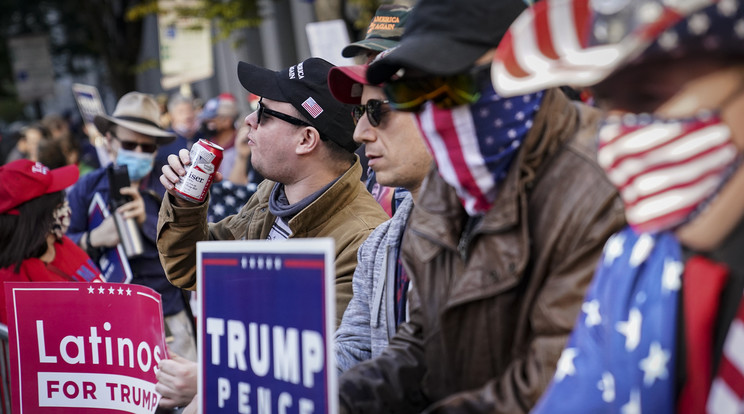 Philadelphiában Donald Trump hívei az utcán várják a híreket a szavazatszámlálás állásáról / Fotó: MTI-EPA