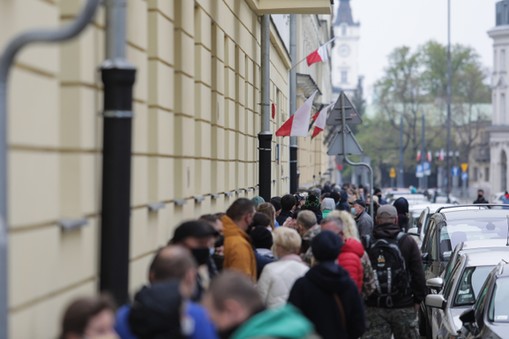 Kolejka do szczepienia w Warszawie