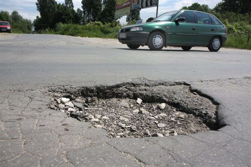 Horror i groza! Tak wyglądają krakowskie ulice. Inspektorzy Najwyższej Izby Kontroli w najnowszym, wydanym kilka dni temu raporcie stwierdzili, że to najgorsze drogi miejskie w Polsce. Aż 70 procent z nich nadaje się jedynie do remontu.