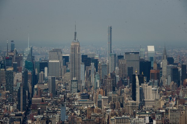 Widok na Manhattan z wieżowca One World Trade Center. Widać The Empire State (po lewej) i budynek Chrslyer. fot. Craig Warga/Bloomberg