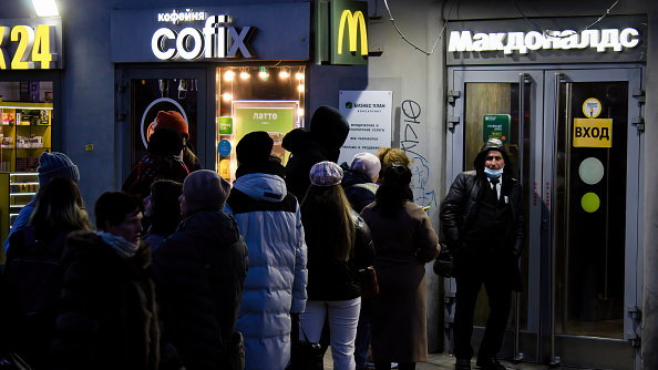 Ludzie czekają w kolejce do restauracji McDonald's w Moskwie. Marzec 2022