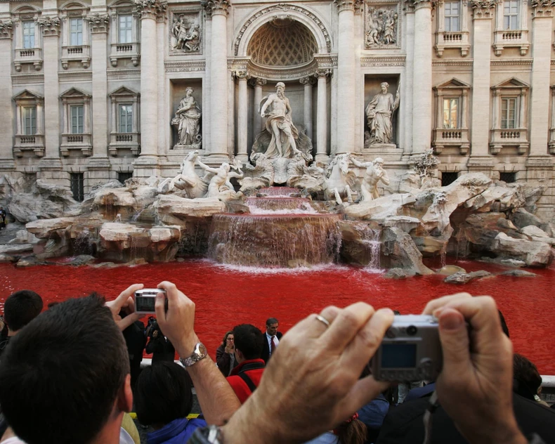 "Incident" iz 2007. kada je voda u Fontani di Trevi potpuno pocrvenela