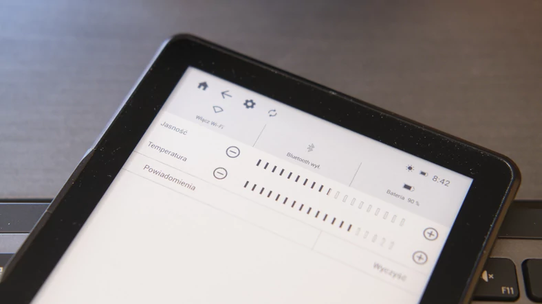 W inkBOOK-u Prime HD można regulować nie tylko jasność podświetlenia, ale też jego temperaturę barwową.