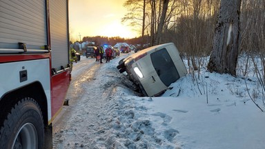 Groźny wypadek pod Olsztynem. Bus z pasażerami zjechał do rowu