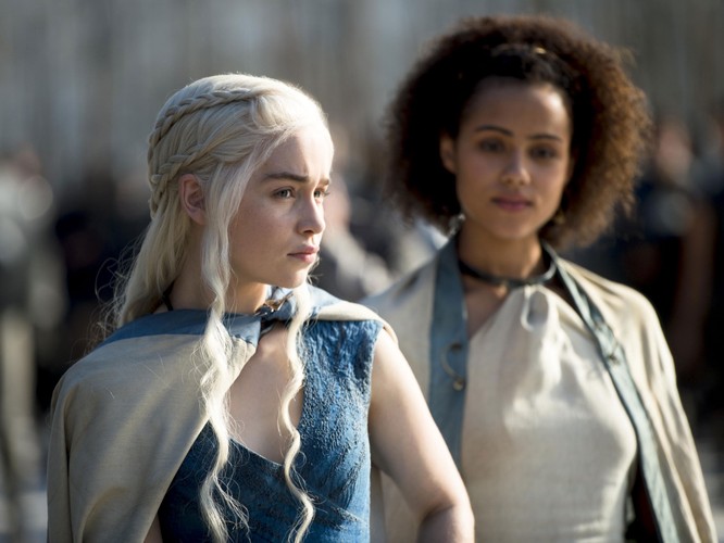 Emilia Clarke jako Daenerys Targaryen i Nathalie Emmanuel jako Missandei