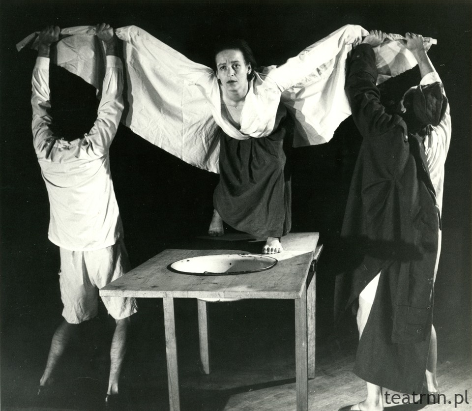 Scena ze spektaklu "Psalmy" teatru Scena 6, 1985 r.