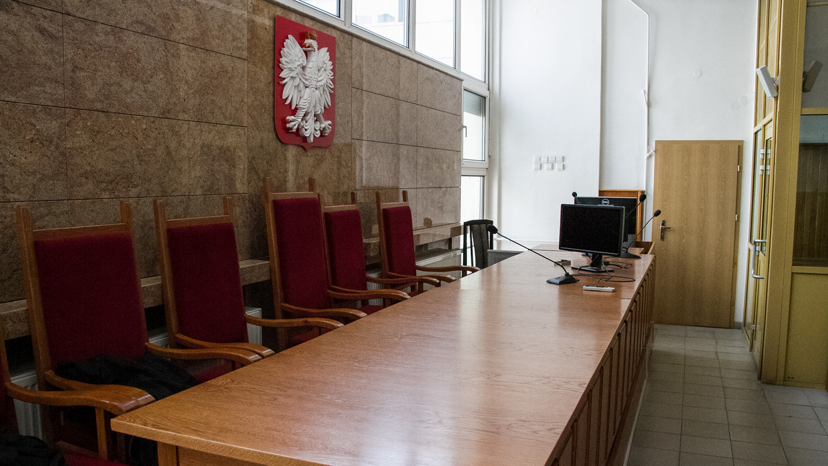 W środę warszawski sąd zdecyduje, czy umorzyć proces pięciu osób oskarżonych w trybie prywatnym przez członków rodzin ofiar katastrofy smoleńskiej o niedopełnienie obowiązków przy organizacji lotu prezydenta Lecha Kaczyńskiego do Smoleńska 10 kwietnia 2010 r.