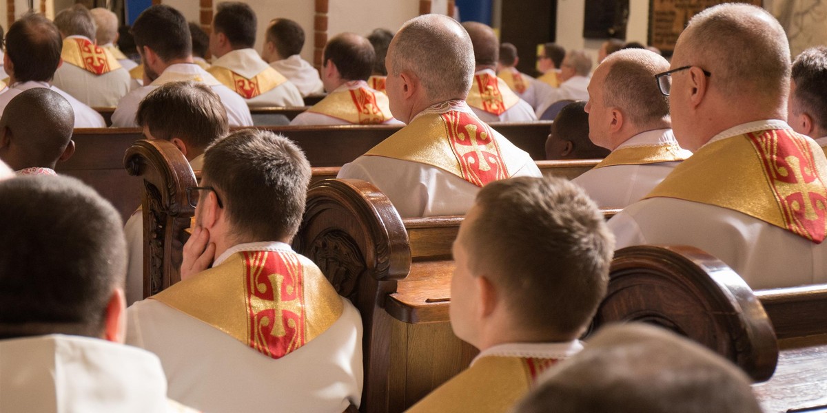 "Proszę pana" do księdza? Nawet ateistom nie przystoi takie tytułowanie.