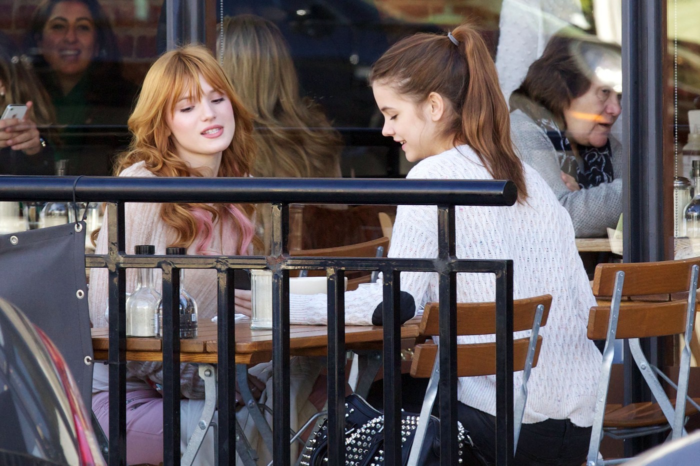 Közös ebéd Bella Thorne-nal: Ez a kép egy Los Angeles-i kávézó teraszán készült, ahol Palvin Barbara és Bella Thorne találkoztak egy baráti beszélgetésre. Ez az alkalom is jól tükrözi Barbara kapcsolatait a hollywoodi hírességekkel, ami valljuk be, kevés magyarról mondható el. 