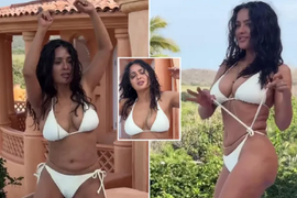 SKINULA SE SALMA HAJEK (58) Snimak u sekundi srušio mreže: "Bog te blagoslovio. Toliko si lepa i nežna", ni SEDU kosu joj ne zameraju, a izgled je za nevericu