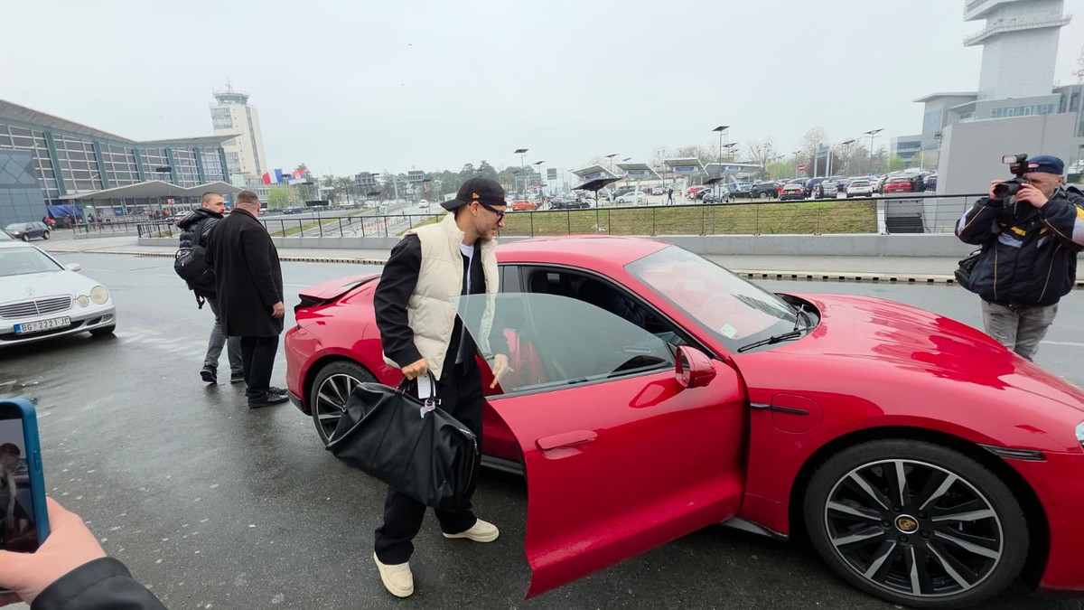 NAŠ PEVAČ (40) VOZI ZVER OD 120.000 EVRA Uhvatili smo ga na aerodromu: Na glavi kačket i naočare, ležernije od ovoga ne može (VIDEO)